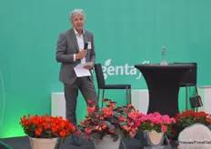 Michael Kester, Head of Flowers at Syngenta Flowers, welcomes the guests at the company in De Lier.